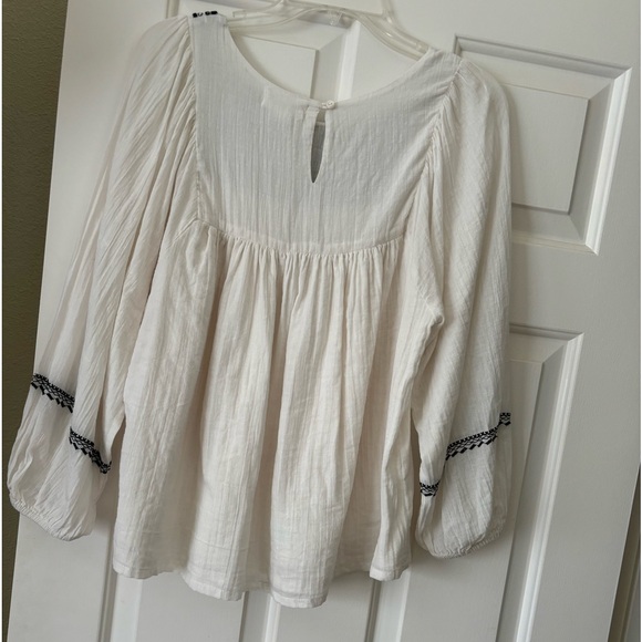 EUC❤️🔥SALE❤️🔥Velvet by Graham and Spencer embroidered cotton gauze top - Picture 3 of 8